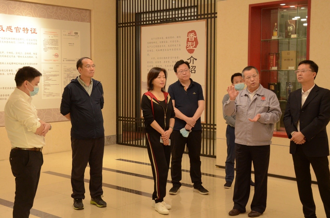 人社出版集團(tuán)董事、副總經(jīng)理黃衛(wèi)來(lái)至我司視察