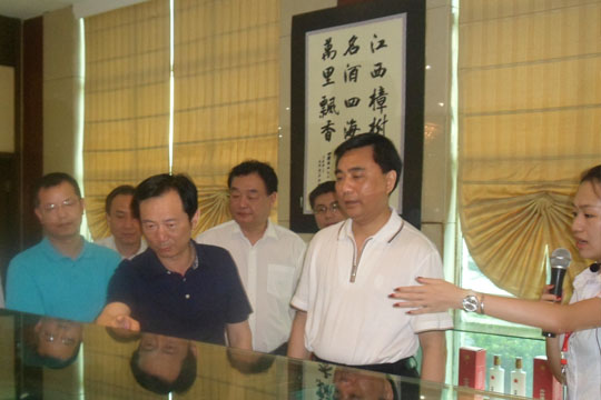 江西省委常委、紀(jì)委書(shū)記周澤民一行蒞臨四特酒公司參觀考察