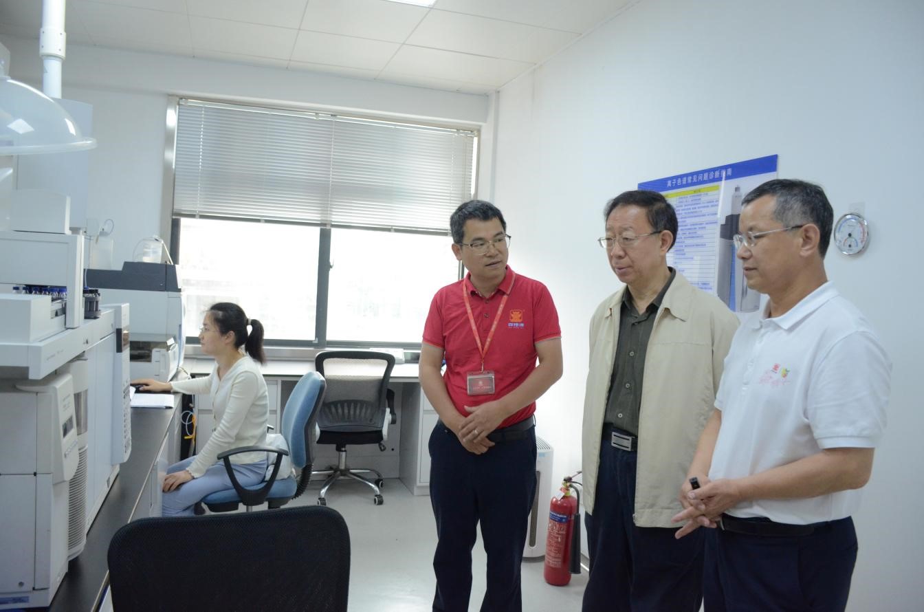 中國(guó)工程院院士、北京工商大學(xué)校長(zhǎng)孫寶國(guó)蒞臨四特酒公司調(diào)研指導(dǎo)